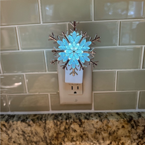 BATH & BODY WORKS SILVER SNOWFLAKE WALLFLOWER PLUG-IN SCENT CONTROL - Picture 3 of 8